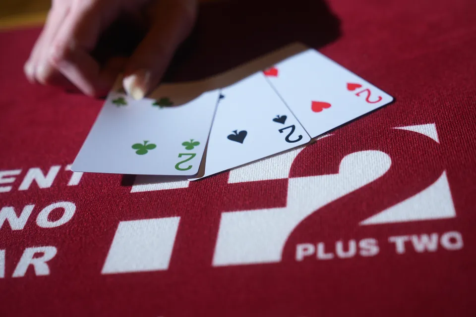 PLUS2 店内のゲームテーブル（スリーカードポーカー）